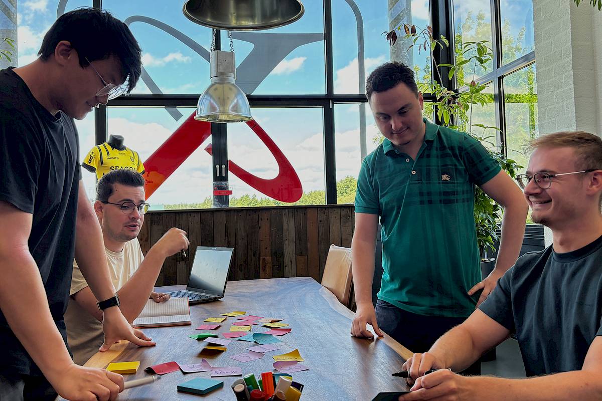 X-com medewerkers die aan het overleggen zijn rondom een tafel