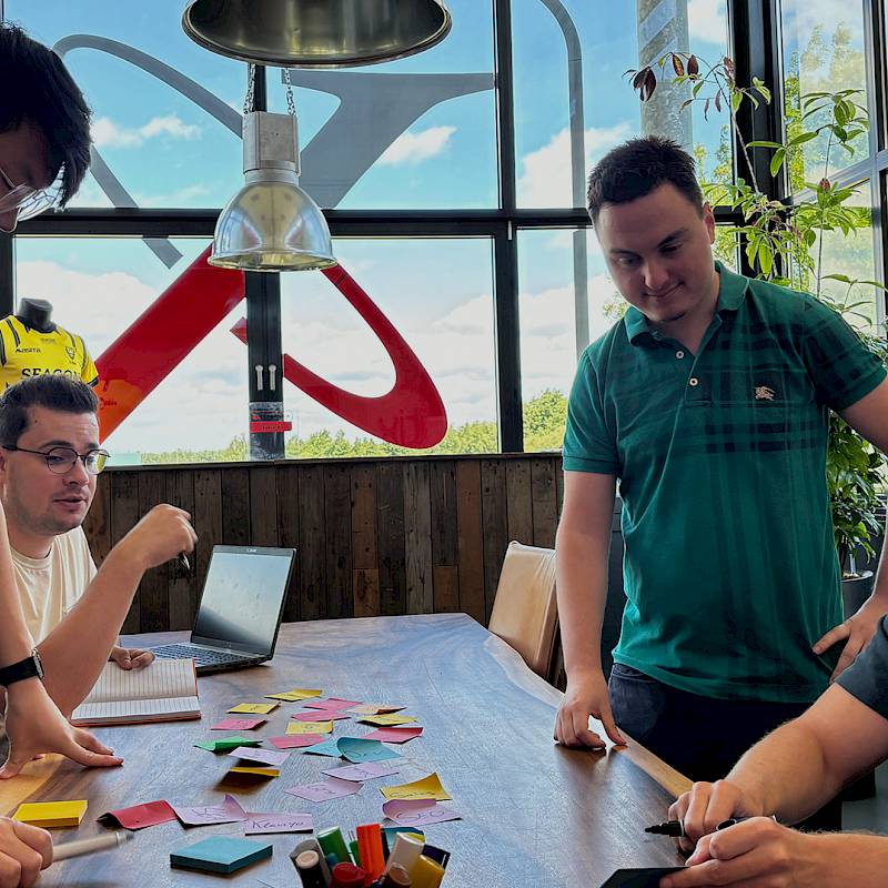 X-com medewerkers die aan het overleggen zijn rondom een tafel