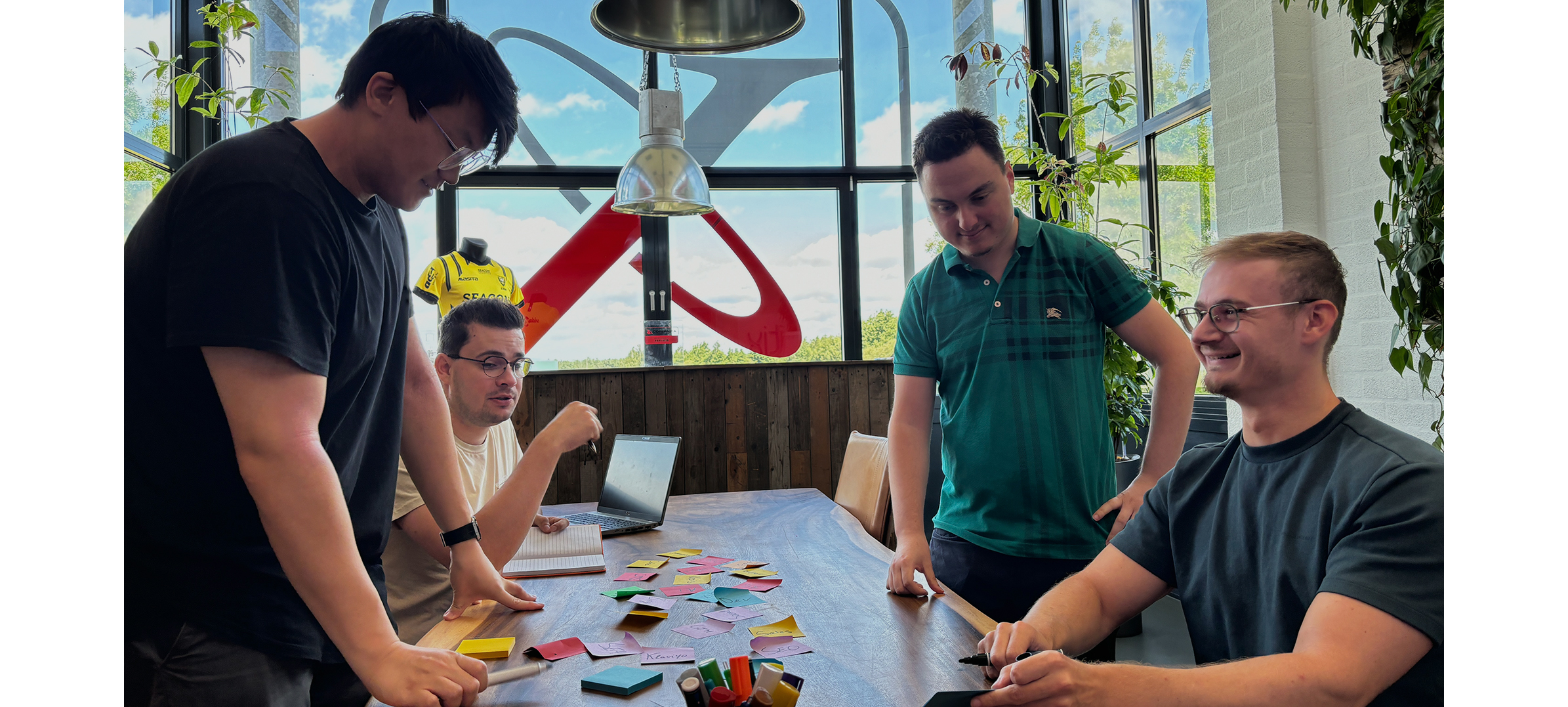 X-com medewerkers die aan het overleggen zijn rondom een tafel